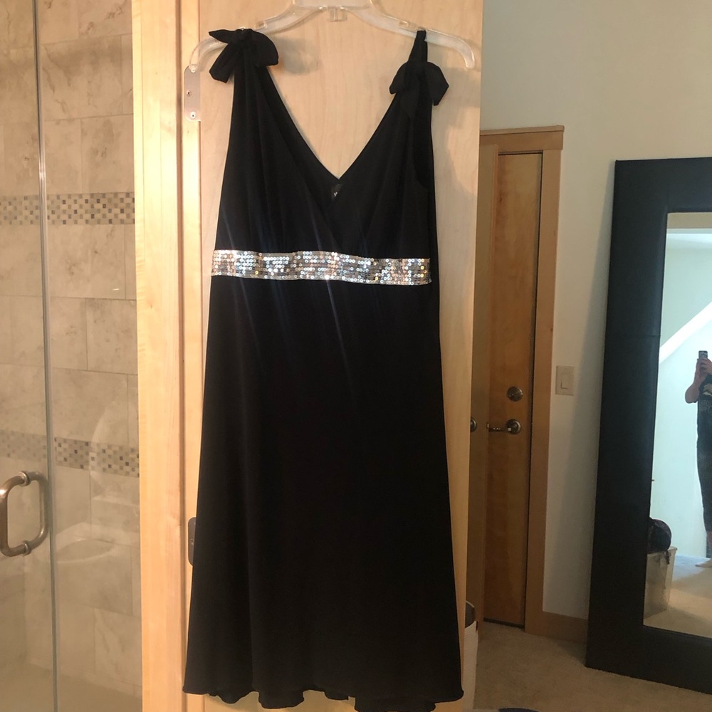 Beautiful yet comfortable black dress with a silver sequence touch 👗 ⭐️ 🤩 !!